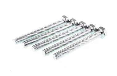 Beyaz arkaplanda galvanize cıvatalar