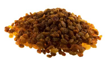 Beyaz arka planda izole edilmiş kuru üzüm yığını