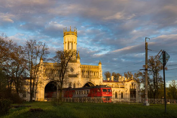 Peterhof Gotisch Station Trein Passeert Het Station New Peterhof — Stockfoto