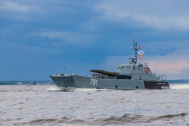 - Rusya. St. Petersburg 'da. Finlandiya Körfezi 'nin su bölgesinde bir savaş gemisi.
