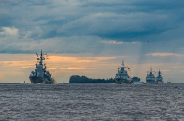 - Rusya. St. Petersburg 'da. Finlandiya Körfezi 'nin su bölgesinde bir savaş gemisi.