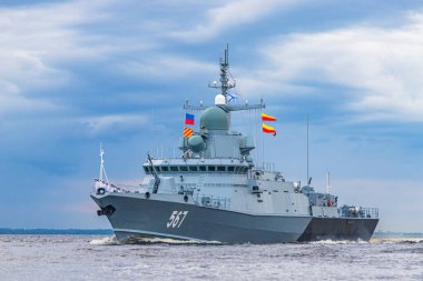 - Rusya. St. Petersburg 'da. Finlandiya Körfezi 'nin su bölgesinde bir savaş gemisi.