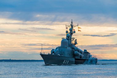 - Rusya. St. Petersburg 'da. Finlandiya Körfezi 'nin su bölgesinde bir savaş gemisi.