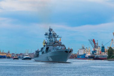 - Rusya. St. Petersburg 'da. Finlandiya Körfezi 'nin su bölgesinde bir savaş gemisi.