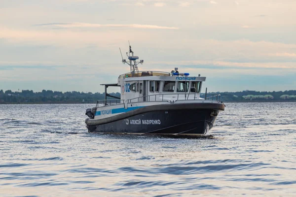 - Rusya. St. Petersburg 'da. Finlandiya Körfezi 'nin su bölgesinde bir savaş gemisi.