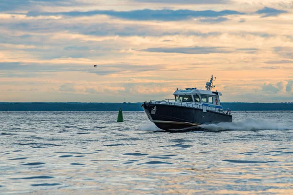 - Rusya. St. Petersburg 'da. Finlandiya Körfezi 'nin su bölgesinde bir savaş gemisi.