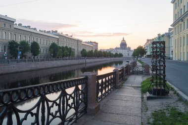 St. Petersburg 'da. Moika Nehri seti ve St. Isaac Katedrali manzarası