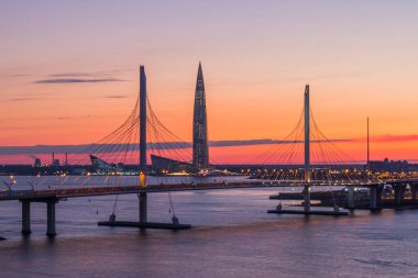 St. Petersburg 'da. Petrovsky forvater ve Lakhta Center arasındaki kablo destekli köprünün görüntüsü