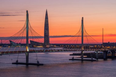 St. Petersburg 'da. Petrovsky forvater ve Lakhta Center arasındaki kablo destekli köprünün görüntüsü