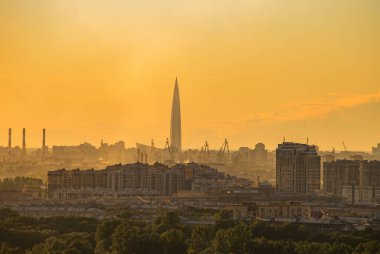 St. Petersburg 'da. Peter 'ın çatıları. Lakhta Merkezi 'nin arka planında gün batımı