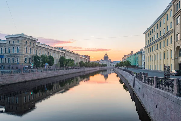Pietarissa Näkymä Moika Joen Rantakadulle Pyhän Isaacin Katedraaliin — kuvapankkivalokuva