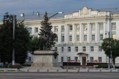 - Rusya. Tver. Tverskoy Prensi Mikhail anıtının manzarası