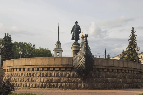 Rusia Tver Monumen Untuk Afanasy Nikitin Dengan Latar Belakang Gereja — Stok Foto