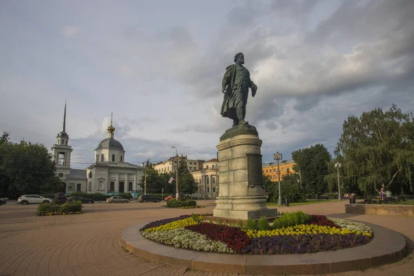 Russia Tver Monumento All Afanasia Nikitin Sullo Sfondo Della Chiesa — Foto Stock