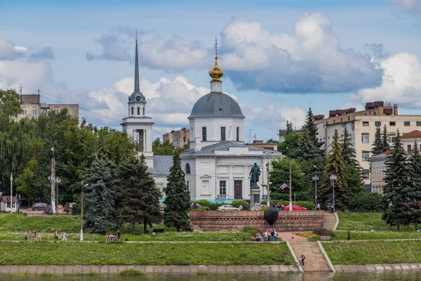 Rusko Tver Památník Afanasy Nikitin Pozadí Církve Nanebevzetí Páně — Stock fotografie