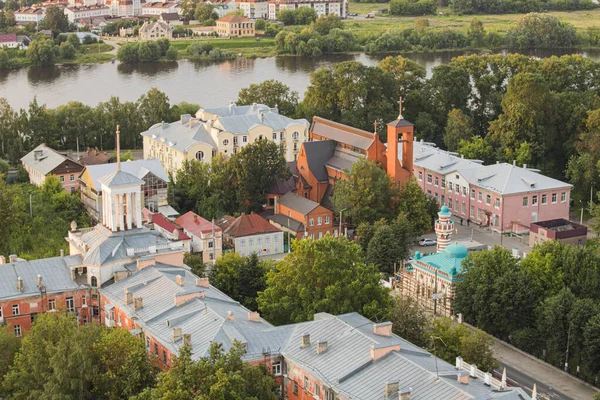 俄罗斯 Tver 从上方俯瞰全市全景 清真寺和变形教堂的景观 免版税图库图片