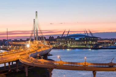 St. Petersburg 'da. Petrovsky çim yolu ve Zenit Arena Stadyumu 'nun üzerindeki kablo destekli köprünün görüntüsü. Makarov seti