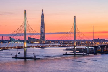 St. Petersburg 'da. Petrovsky çim yolu boyunca kablo destekli WHSD köprüsü