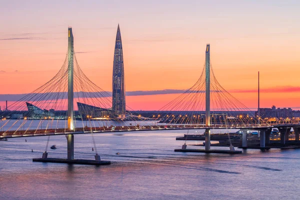 St. Petersburg 'da. Petrovsky çim yolu boyunca kablo destekli WHSD köprüsü