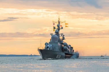 - Rusya. St. Petersburg 'da. Finlandiya Körfezi sularında bir savaş gemisi