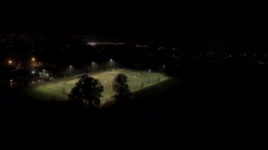 Futbol eğitim ve futbol idmanı için kullanılan projektörle halı saha Pitch