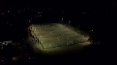Futbol eğitim ve futbol idmanı için kullanılan projektörle halı saha Pitch