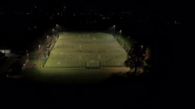 Futbol eğitim ve futbol idmanı için kullanılan projektörle halı saha Pitch