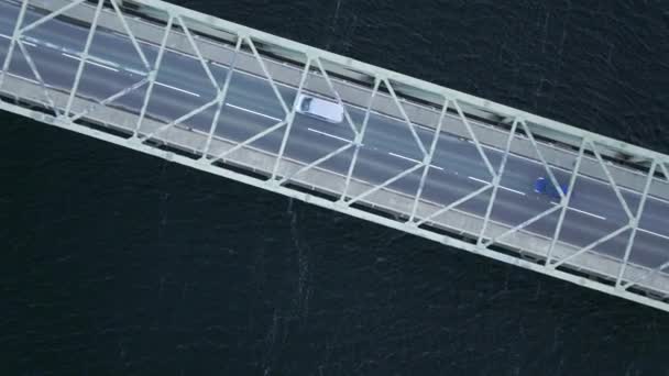 Kuş Bakışı Bir Metal Köprü Geçiş Bir Nehir Kullanan Araçlar — Stok video