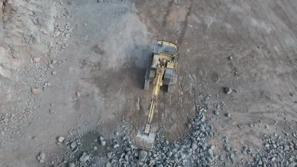 大型重型机械在露天矿和周围工作 — 图库视频影像