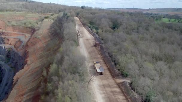 Maquinaria Pesada Grande Trabajando Alrededor Una Mina Abierta — Vídeo de stock