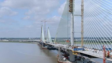 Köprü büyük bir nehir kapsayan bir kablo inşaatı kaldı