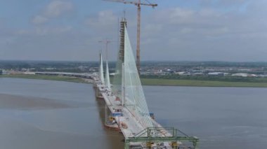 Köprü büyük bir nehir kapsayan bir kablo inşaatı kaldı