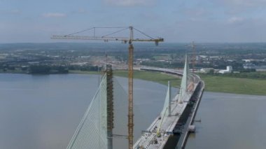 Köprü büyük bir nehir kapsayan bir kablo inşaatı kaldı