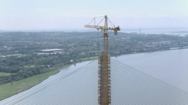 Köprü büyük bir nehir kapsayan bir kablo inşaatı kaldı