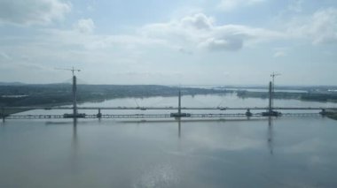 Köprü büyük bir nehir kapsayan bir kablo inşaatı kaldı