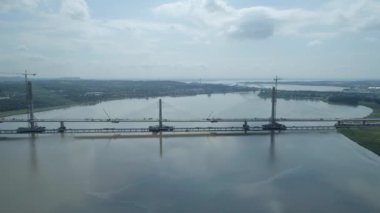 Köprü büyük bir nehir kapsayan bir kablo inşaatı kaldı