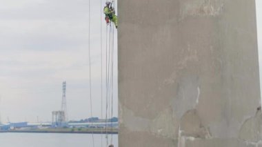 İple inmek ile beton yolu köprüsü aşınma çatlaklar için kontrol üzerinde çalışan güvenlik müfettişleri