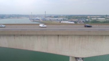 İple inmek ile beton yolu köprüsü aşınma çatlaklar için kontrol üzerinde çalışan güvenlik müfettişleri