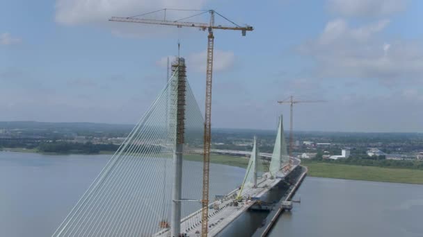 Construção Uma Ponte Cabo Estendido Abrangendo Rio Enorme — Vídeo de Stock