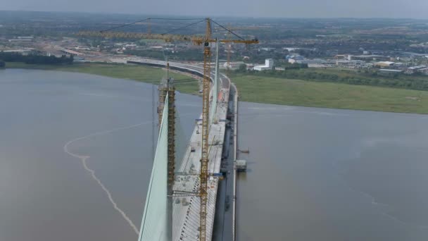 Bau Einer Schrägseilbrücke Über Einen Riesigen Fluss — Stockvideo