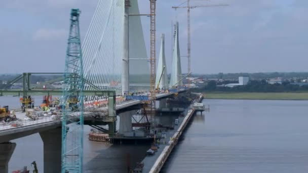 Construction Pont Suspendu Par Câble Enjambant Une Rivière Énorme — Video