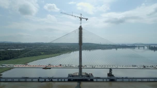 Construção Uma Ponte Cabo Estendido Abrangendo Rio Enorme — Vídeo de Stock