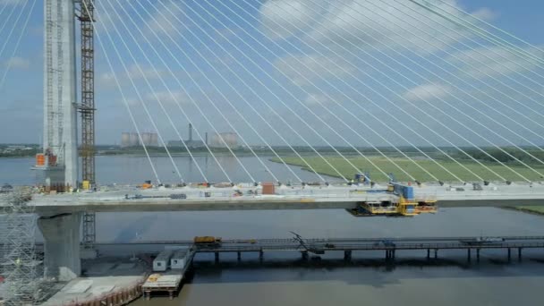 Construction Pont Suspendu Par Câble Enjambant Une Rivière Énorme — Video