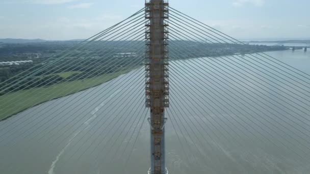 Construção Uma Ponte Cabo Estendido Abrangendo Rio Enorme — Vídeo de Stock