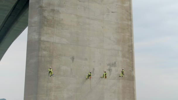 Säkerhetsinspektörer Som Arbetar Abseil Betong Vägen Överbryggar Inskrivning För Sprickor — Stockvideo