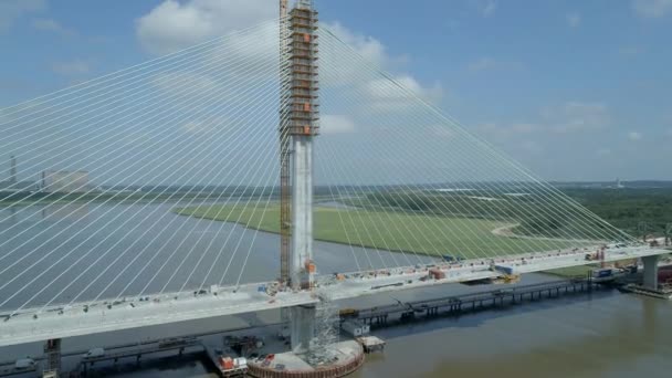 Construcción Puente Estacionado Con Cable Que Abarca Enorme Río — Vídeos de Stock
