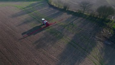 Tartışmalı Glyphosate herbisit ile sprey bitkileri için kullanılan Traktör