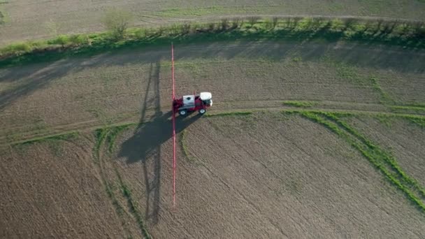 Traktorn Används För Att Spraya Grödor Med Den Kontroversiella Bekämpningsmedlet — Stockvideo
