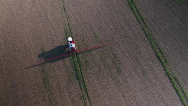 Tracteur utilisé pour pulvériser des cultures avec l'herbicide controversé au glyphosate 