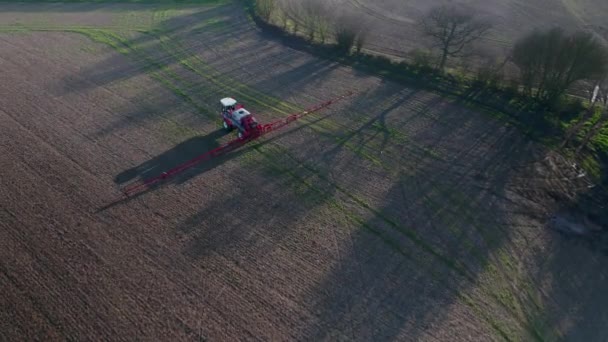 物議を醸すグリホサート除草剤スプレー作物に使用されるトラクター — ストック動画